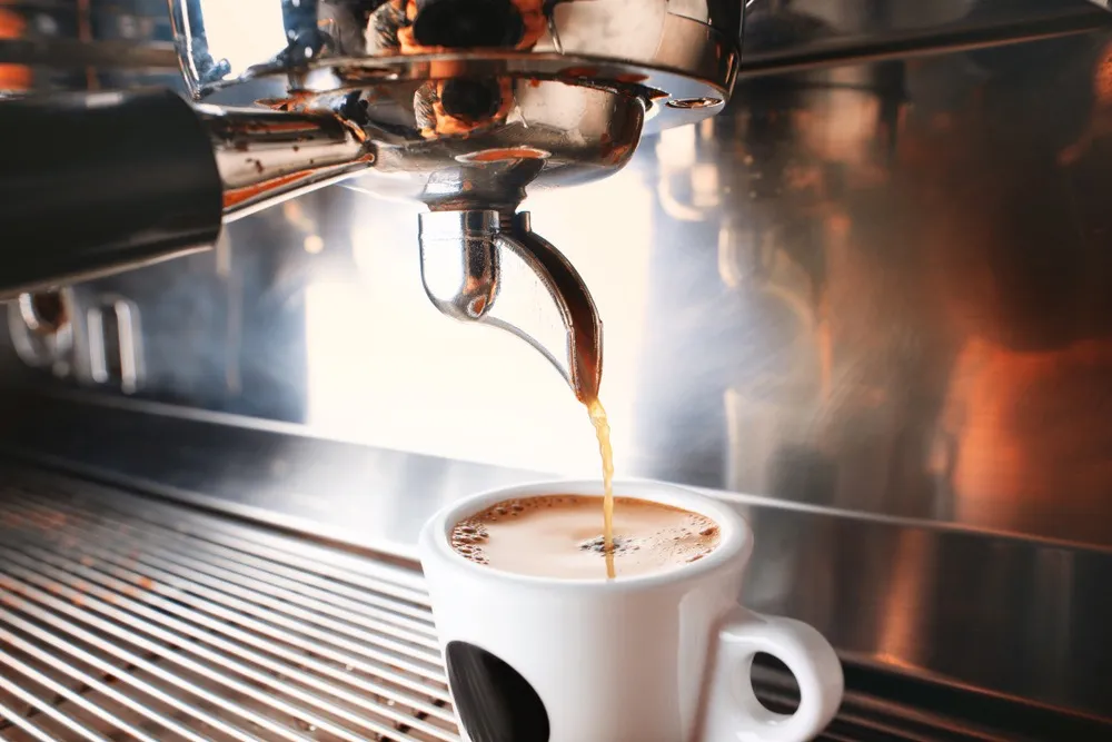 Verse koffie wordt gezet — een rustig moment voor het intakegesprek