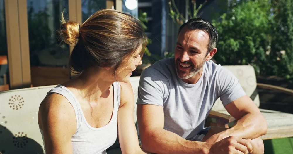 Stel buiten in de zon, herverbonden na de therapie